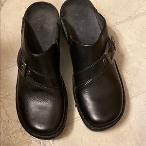 Preowned Clark’s Black Leather Slip-On Loafers 7 M excellent